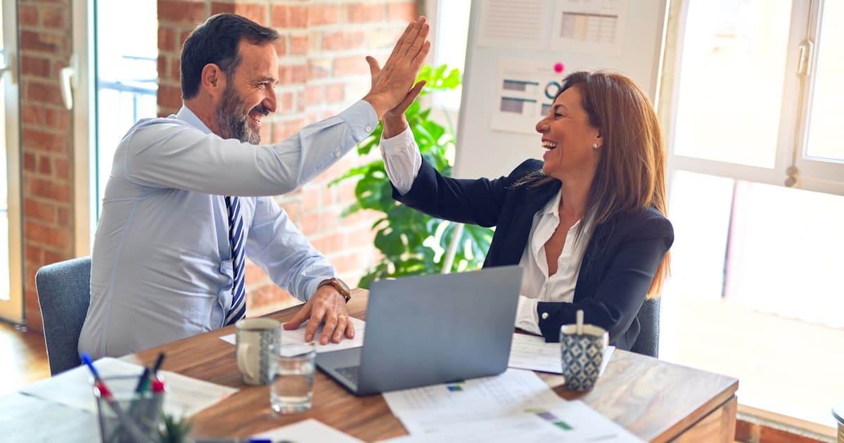 Consultant IA en réunion avec une équipe